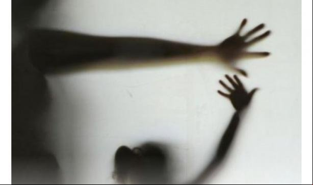 Maníaco estupra filha de 7 anos após mãe viajar e deixá-la com ele